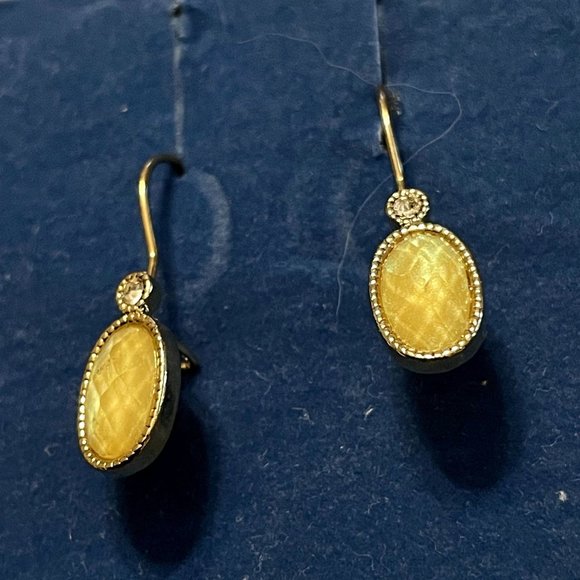 Avon White Opalesque Medallion Necklace Earrings Gift Set (2007) - Picture 6 of 11